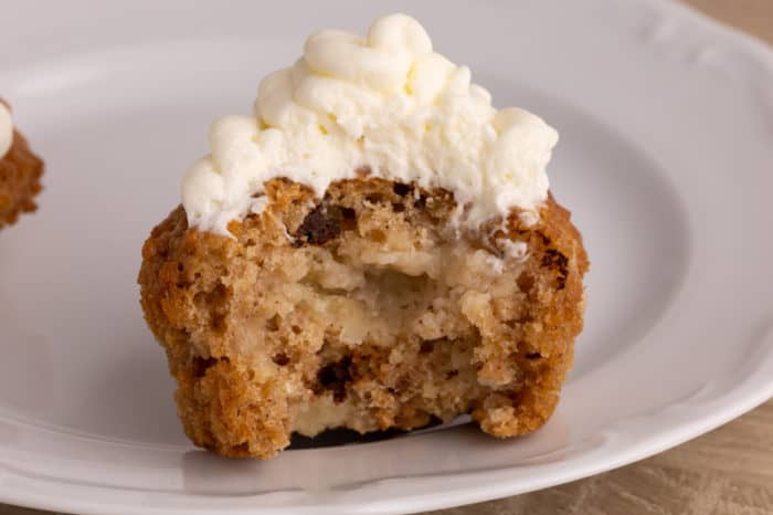 Applesauce muffin with defrosted stabilized whipped cream