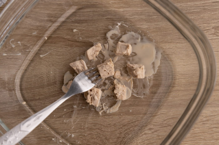 Crumbling frozen yeast to speed up defrosting