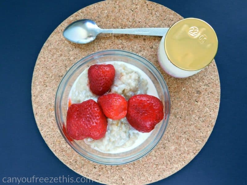 Oatmeal with strawberries and yogurt
