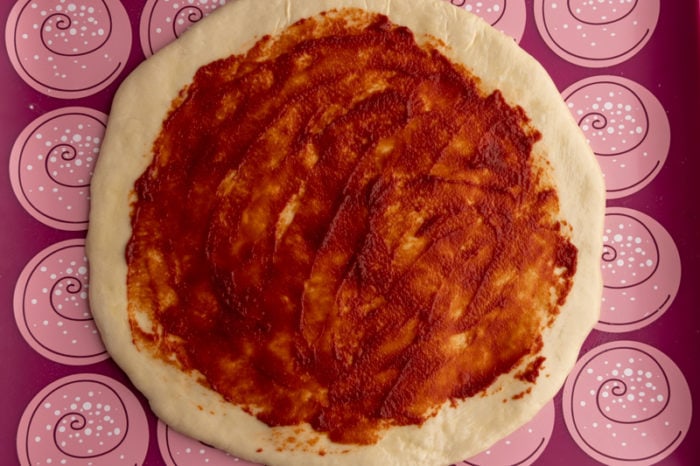 Hausgemachte Pizza zubereiten – mit aufgetautem Tomatenmark